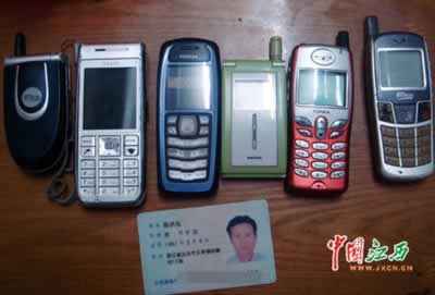 警方缴获的作案工具。(熊春和 摄)